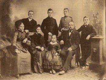 Aufnahme der Familie Bussereau Der junge Bussereau im Kreis seiner Familie